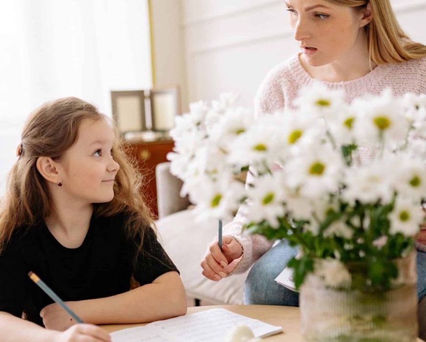 Jeune fille et jeune femme qui lui donne des cours particuliers Jeune fille et jeune femme qui lui donne des cours particuliers
